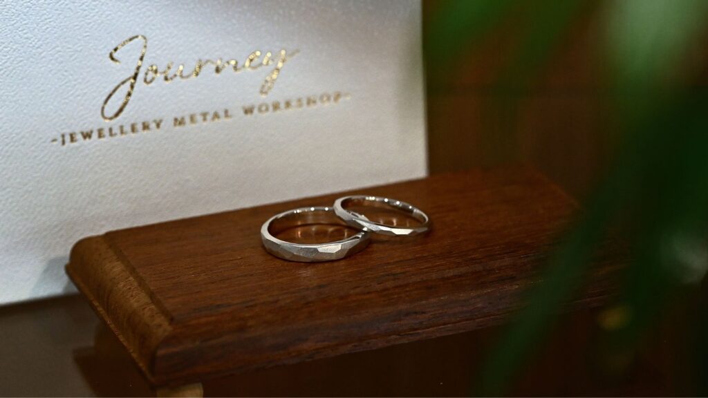 槌目模様を施したプラチナの結婚指輪