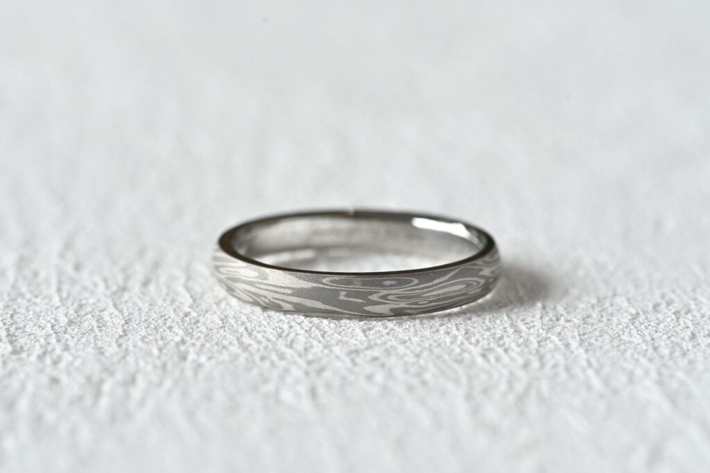 Mokumegane ring featuring a delicate wood-grain pattern created from layered palladium and silver