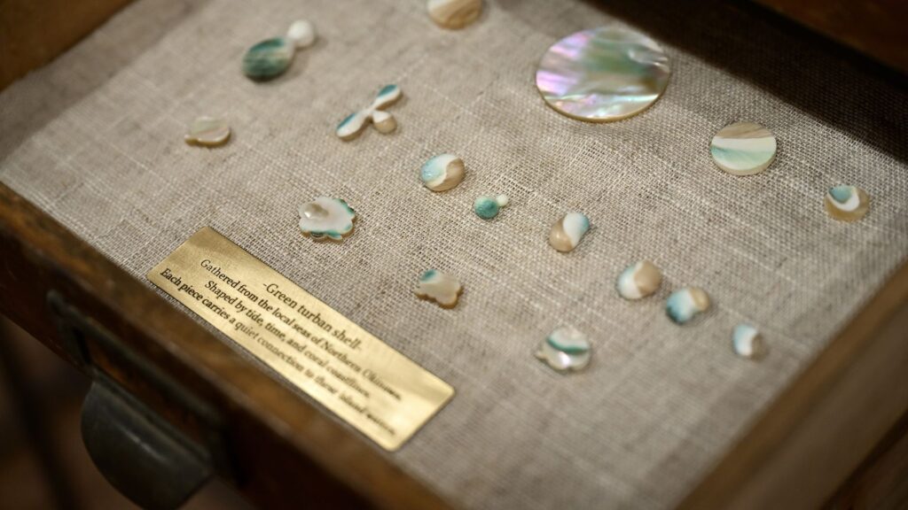 沖縄の夜光貝を用いたジュエリー素材サンプルの展示