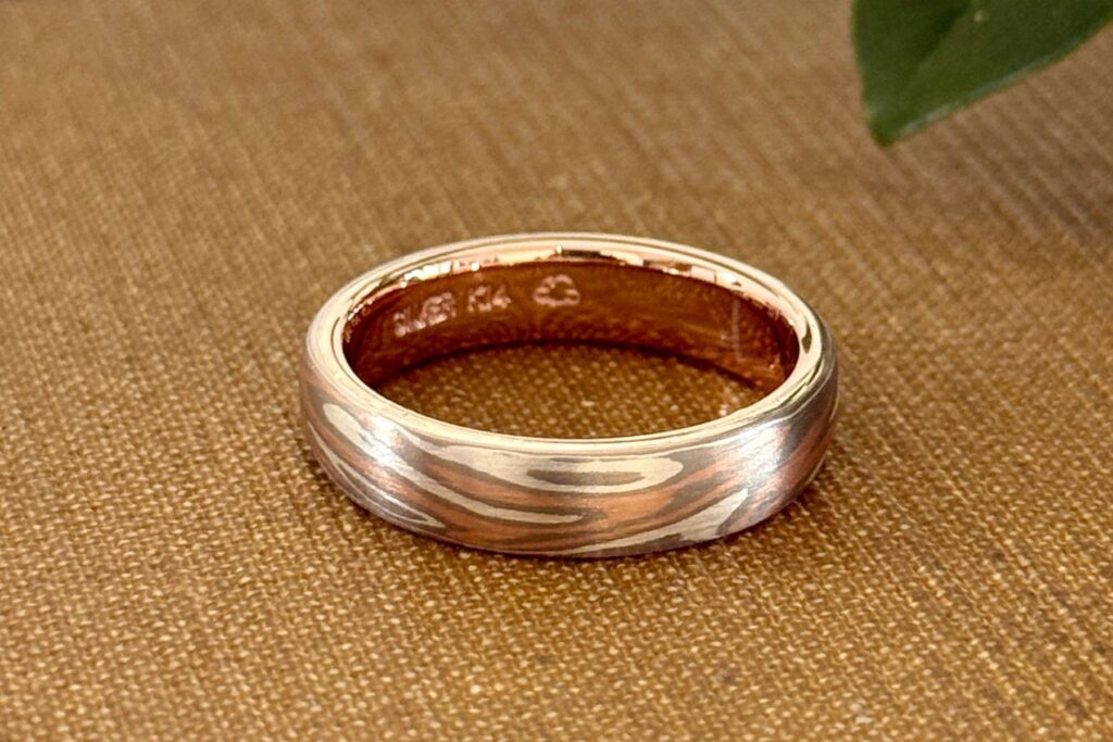 ホワイトゴールド、ピンクゴールド、プラチナの3種類の金属を使用した木目金の結婚指輪