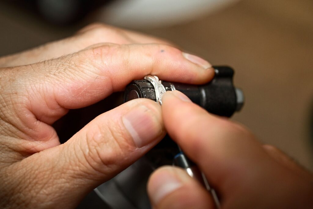 Engraving traditional Hawaiian jewellery motifs by hand