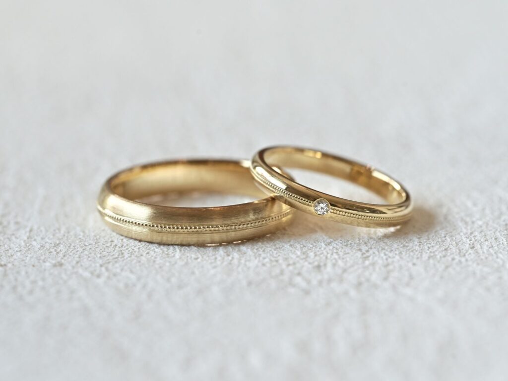 一筋のラインが入ったイエローゴールドの結婚指輪ペア
