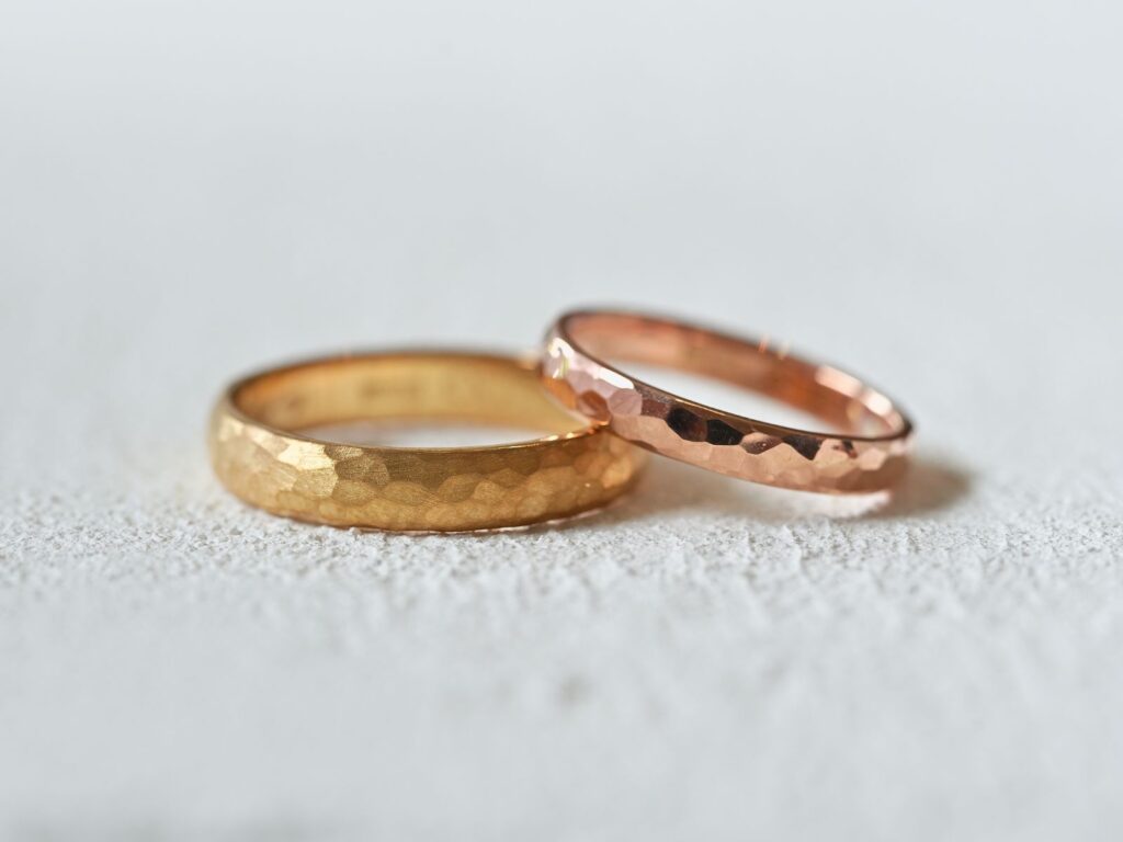 小石をモチーフにしたゴールドの結婚指輪サンプル