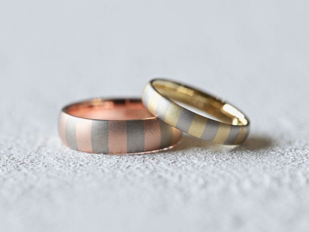 異なる金属が並ぶラインが特徴の結婚指輪ペア