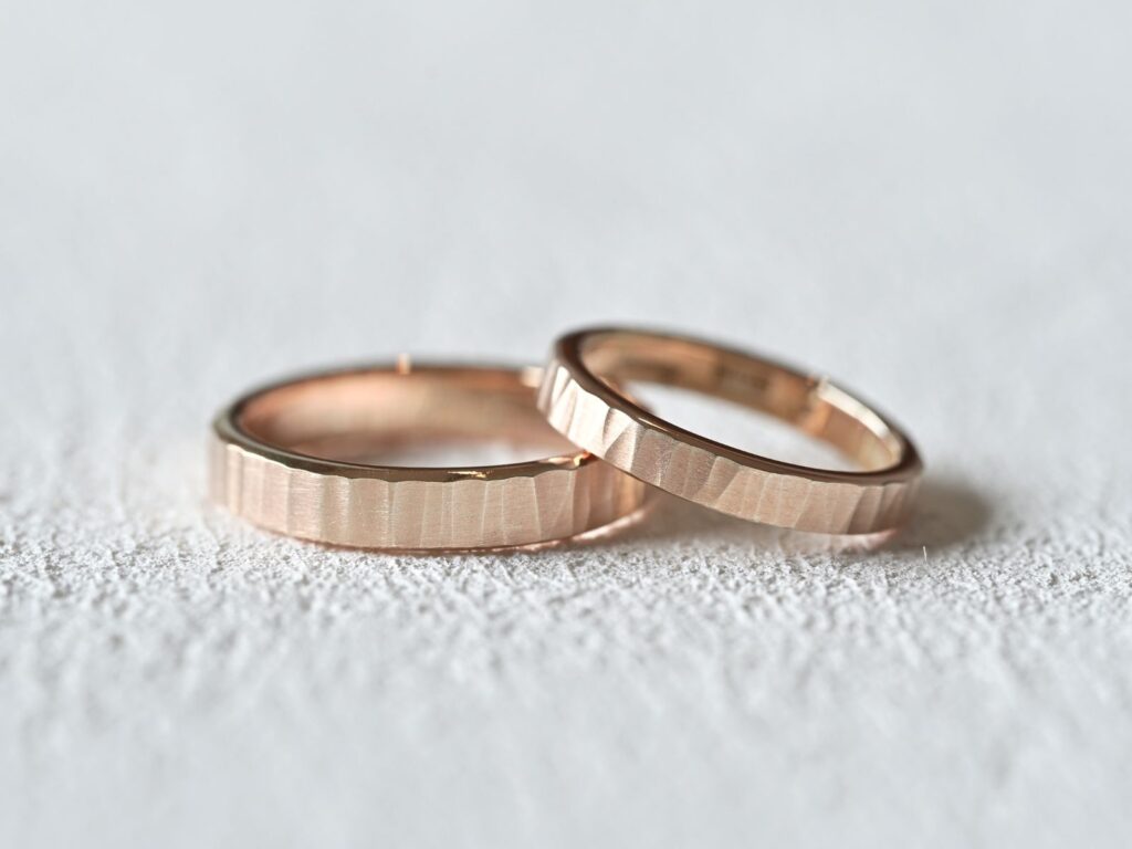 細波をモチーフにしたピンクゴールドの結婚指輪ペア