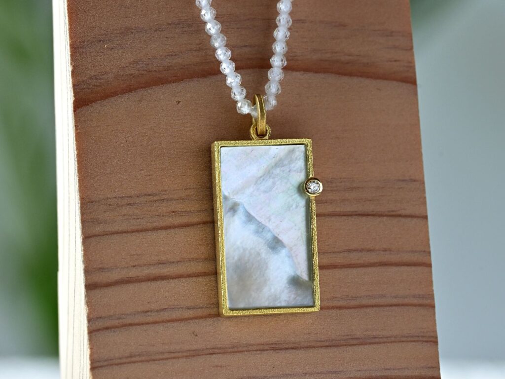Hoshinagi pendant featuring mother-of-pearl and a diamond