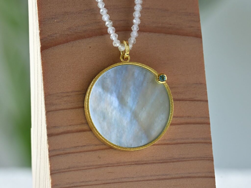 Hoshinagi pendant featuring mother-of-pearl and topaz