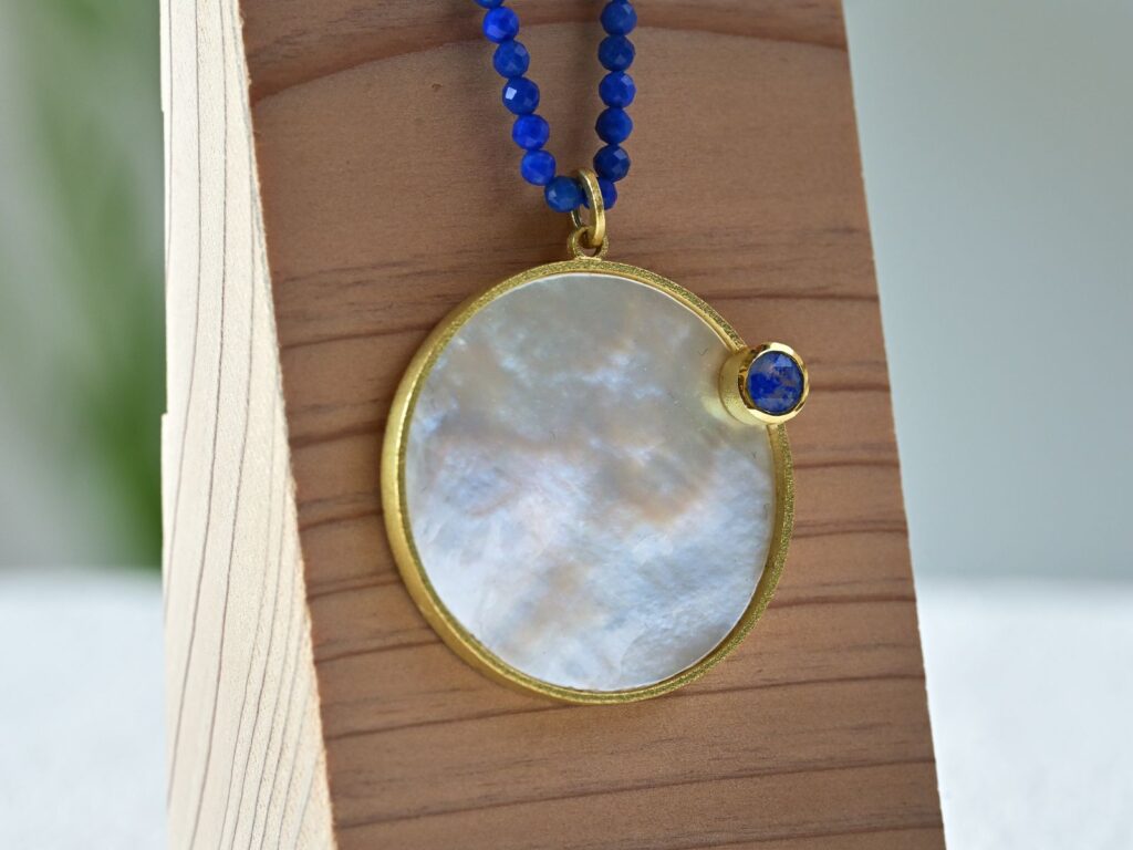 Hoshinagi pendant featuring mother-of-pearl and lapis lazuli