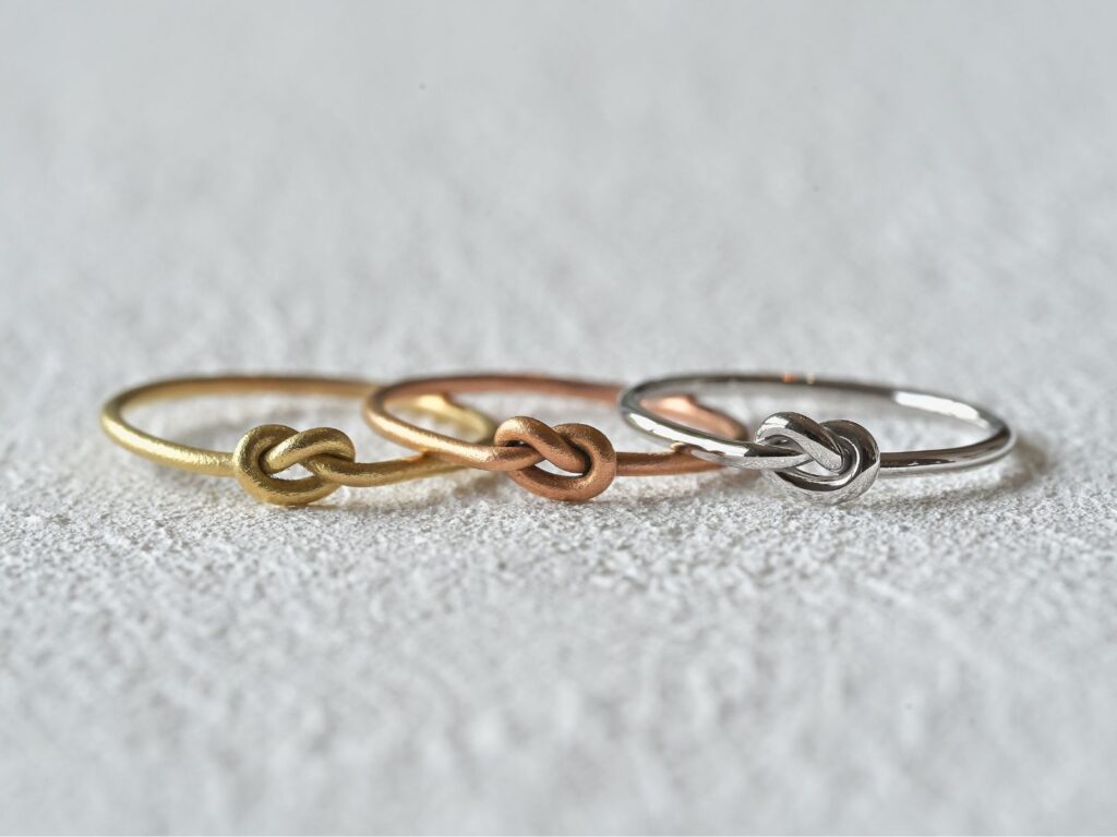 YUI ring featuring a delicate knotted wire design