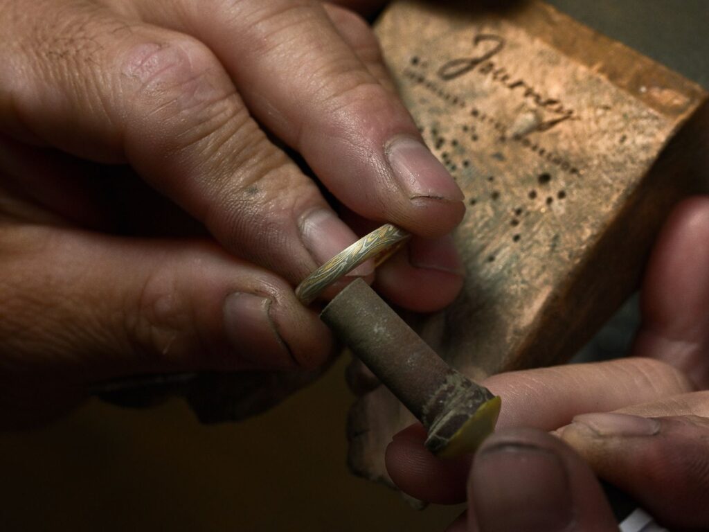 木目金（杢目金）の結婚指輪を手作業で仕上げる職人の制作工程