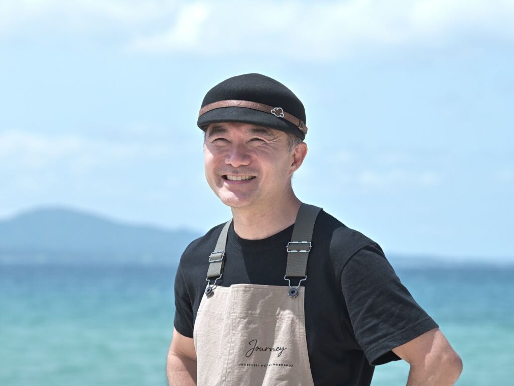 Journey代表・ジュエリー職人のAsato。沖縄の海辺で撮影したポートレート