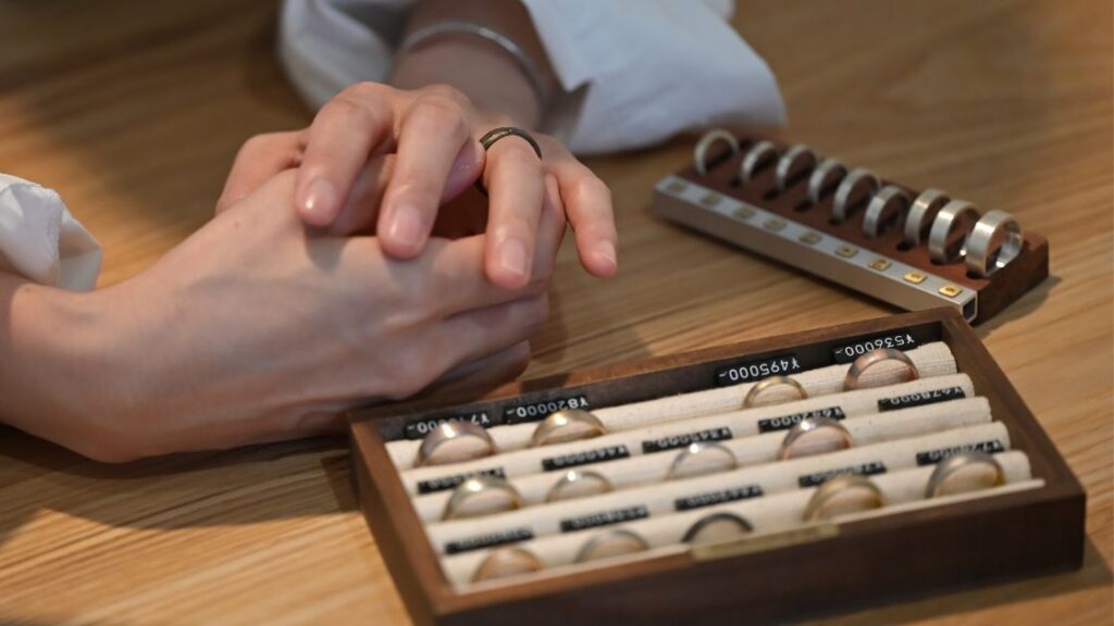 オーダーメイドの打ち合わせ風景。サイズ、幅、厚みなどお客様のご希望をヒアリングいたします。