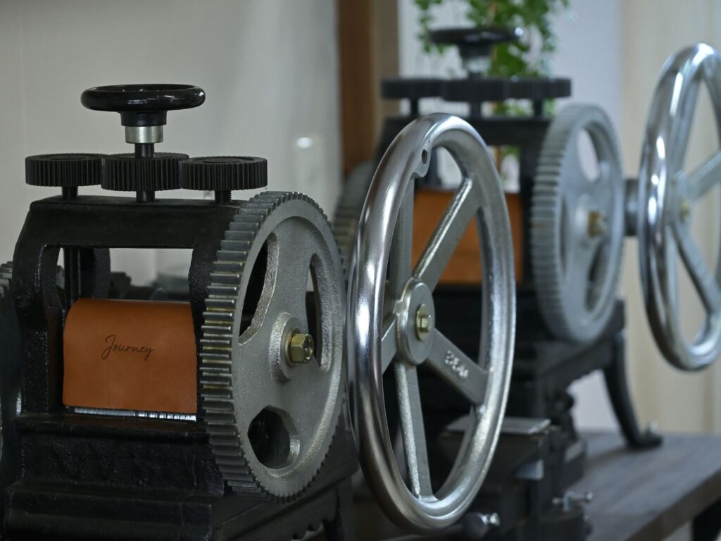 沖縄のJourneyで結婚指輪を手作りするAdvance Course。本格的なジュエリー制作に使用する圧延機