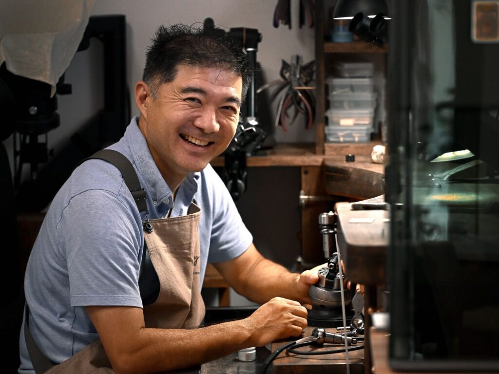 沖縄・名護市の工房で制作を行うジュエリークリエイター。お客様の想いや物語を大切にしながら、オーダーメイドジュエリーや結婚指輪を一つひとつ丁寧に制作しています。