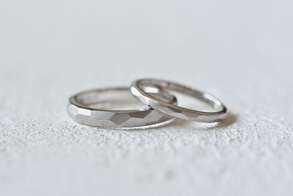沖縄のJourneyで手作りした結婚指輪。ヤスリで一面ずつ削り出したSlate（板岩）仕上げのペアリング