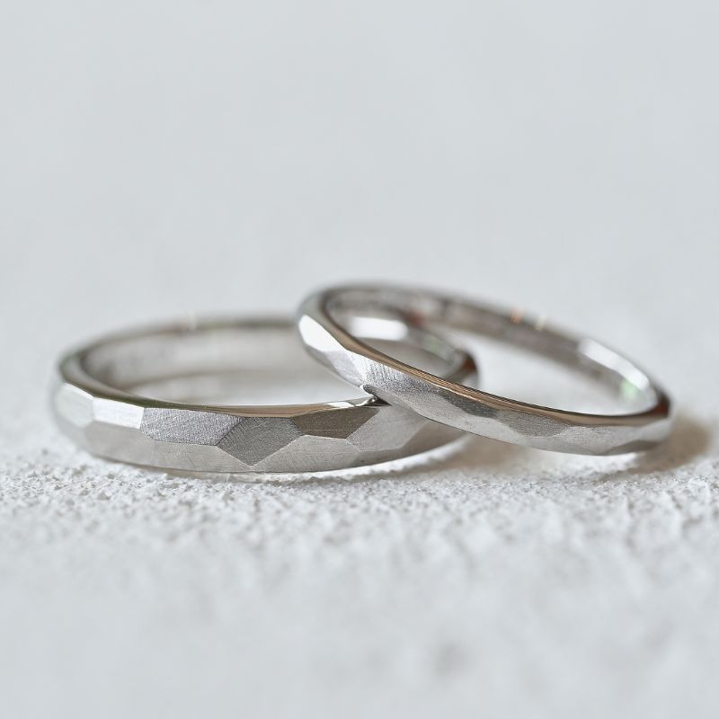 沖縄のJourneyで手作りした結婚指輪。槌目模様を施し、光の反射が美しく映える仕上げ